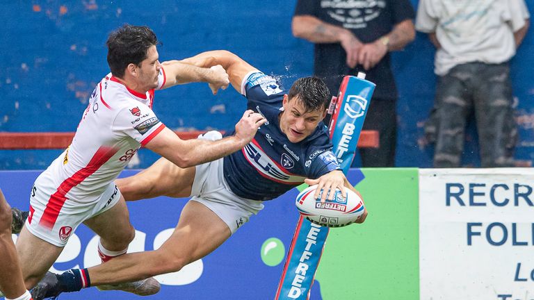 Coote can't prevent Wakefield's Innes Senior from scoring a try