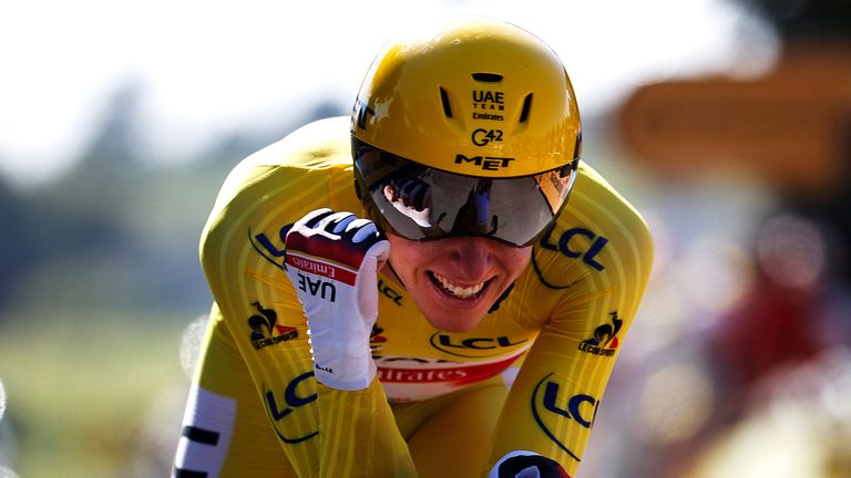 Tadej Pogacar de Eslovenia cruza la línea de meta durante la vigésima etapa del Tour de Francia.  (Foto de Chris Graythen / Getty Images)