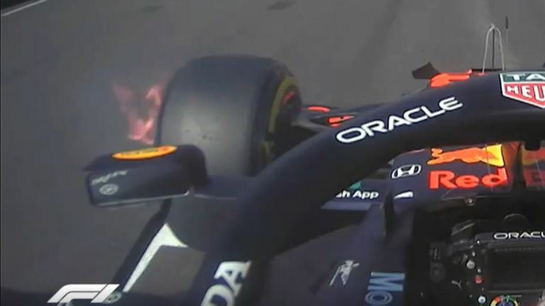 La partenza lenta di Lewis Hamilton ha permesso a Max Verstappen di prendere il comando nel primo giro del Gran Premio di Gran Bretagna
