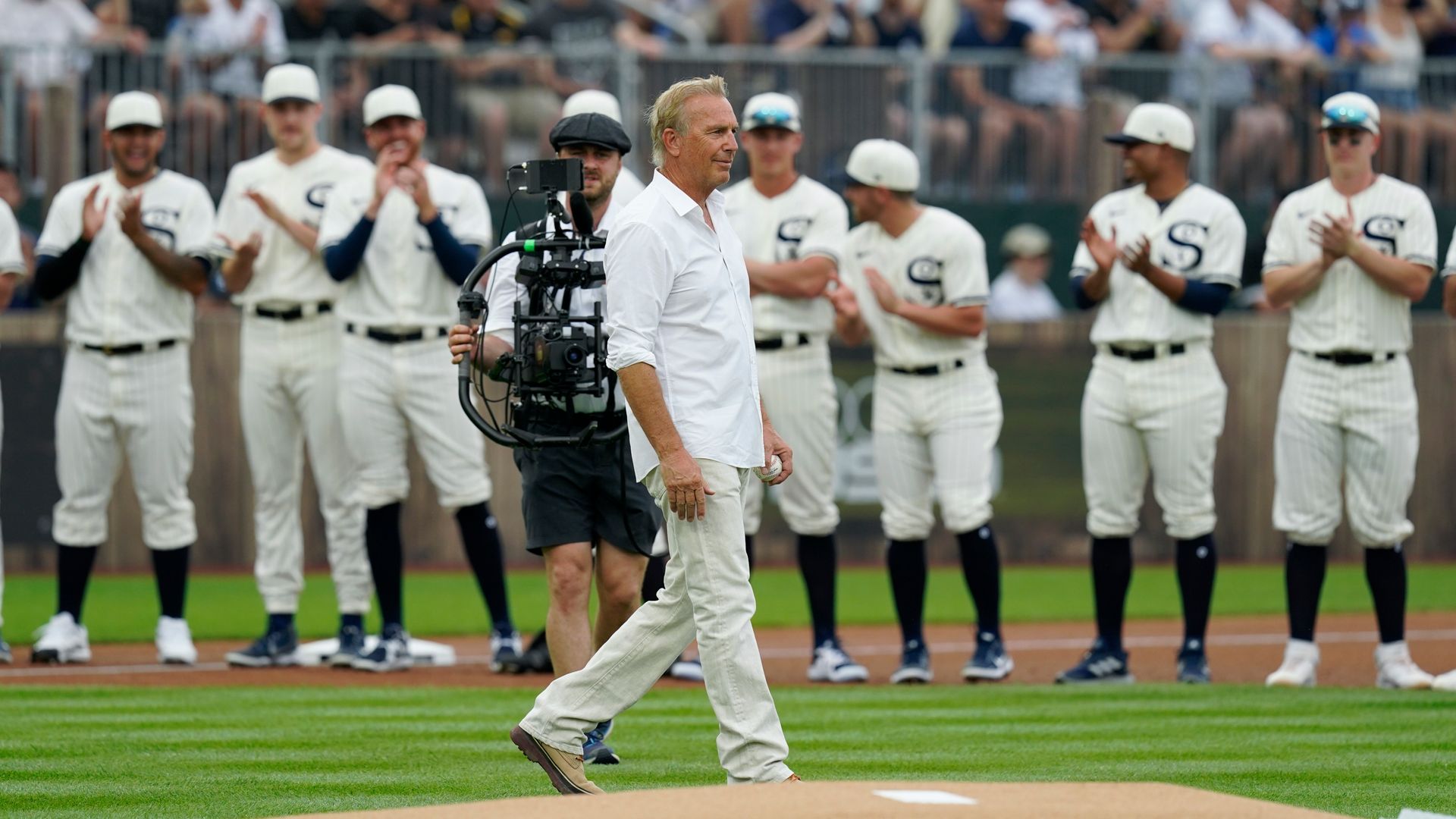 White Sox beat Yanks at Field of Dreams in front of Costner