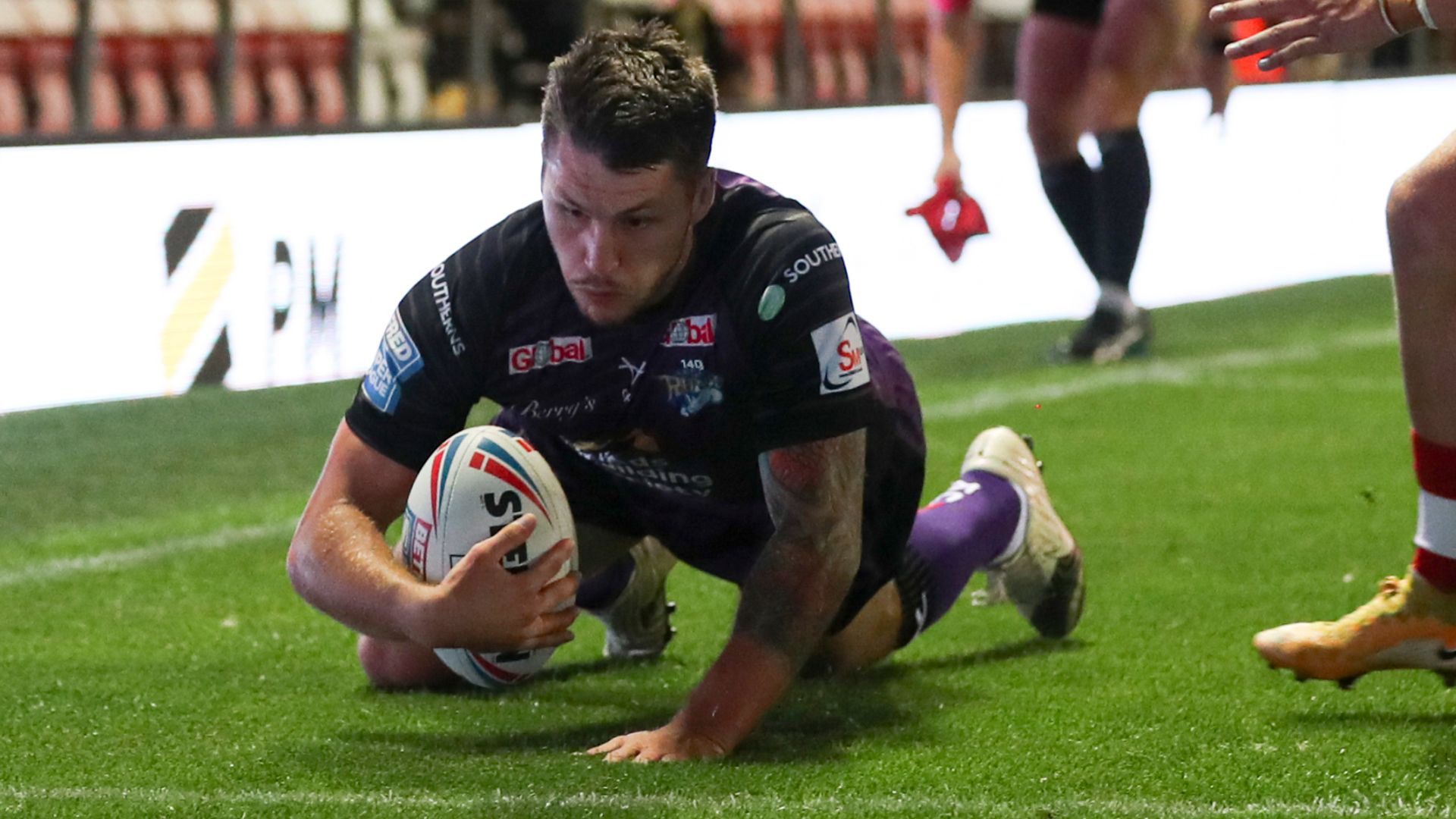 Gale injury mars Rhinos win