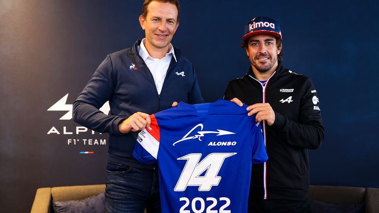 Fernando Alonso avec le PDG d'Alpine Laurent Rossi (L).