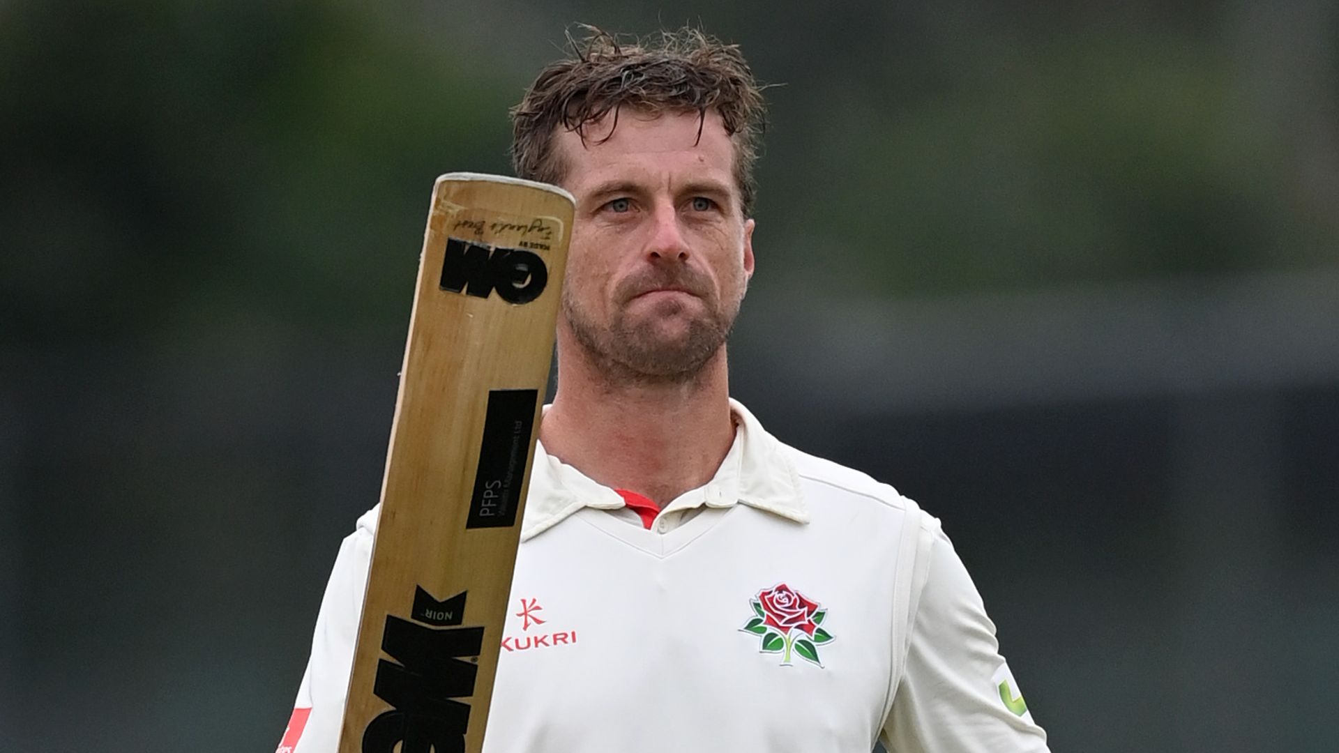 Lancashire close on title after thrilling one-wicket win