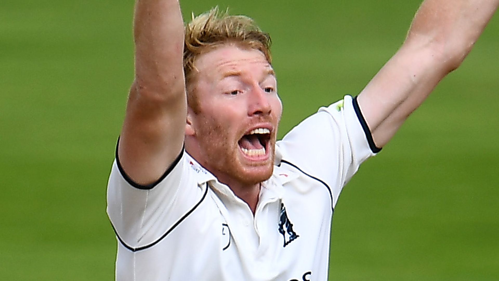 Norwell puts Warwickshire on brink