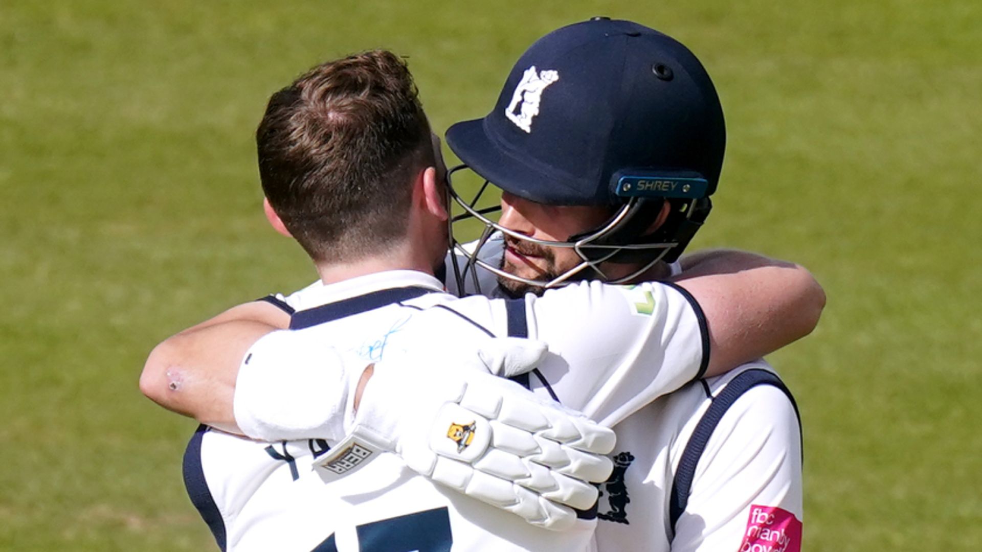 Rhodes, Yates tons deflate Lancashire