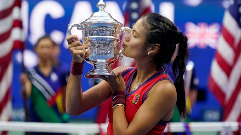 Emma Raducanu a battu Leylah Fernandez pour remporter l'US Open lors de son quatrième tournoi de niveau senior et est devenue la première qualifiée à remporter un titre en simple du Grand Chelem (AP Photo/Seth Wenig)   