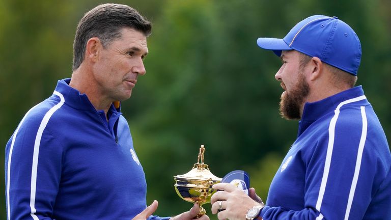 Le capitaine de l'équipe Europe Padraig Harrington s'entretient avec Shane Lowry lors d'une journée d'entraînement