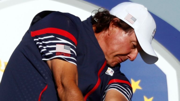 Nick Dougherty y Rich Beam creen que la declaración de Phil Mickelson no parece veraz y parece ser una disculpa a los saudíes por tener que retirarse de la liga propuesta.