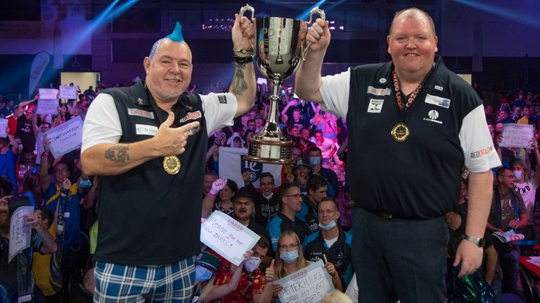 Los escoceses John Henderson y Peter Wright buscan retener el título de la Copa Mundial de Dardos en Frankfurt