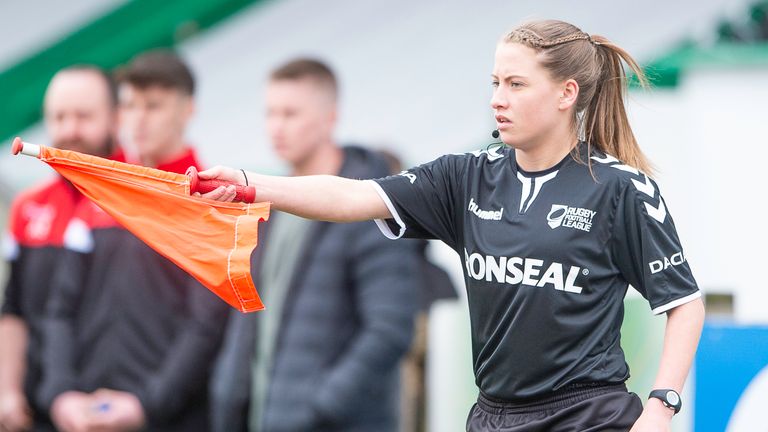 Tara Jones a combiné jouer dans la Super League féminine avec l'arbitrage