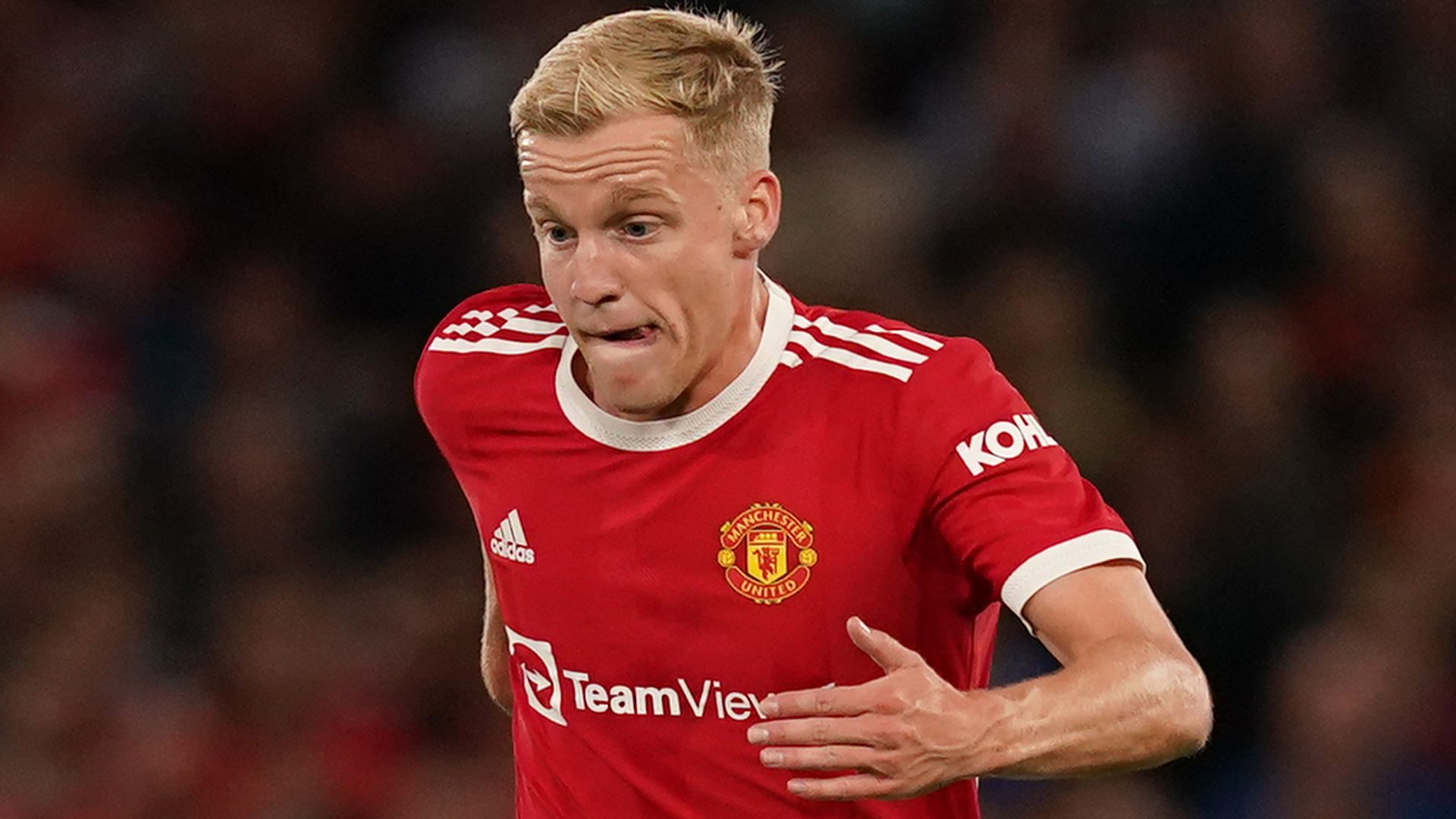 Donny van de Beek: Crystal Palace want Manchester United midfielder on loan before transfer window closes