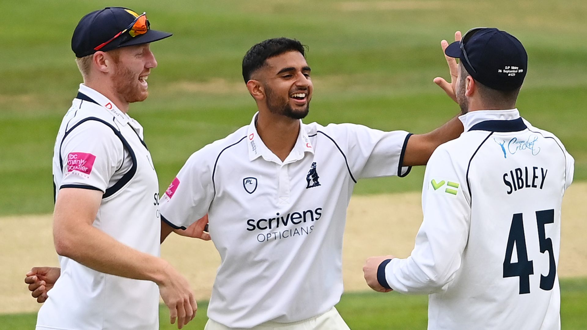 Warwickshire win Bob Willis Trophy in style