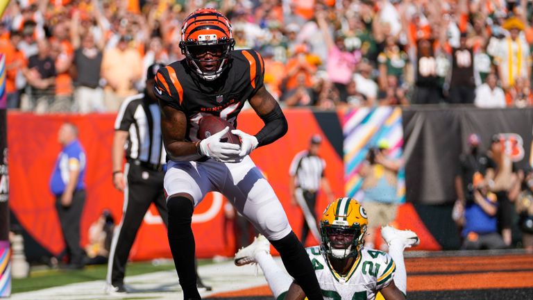 Tee Higgins completes a two-point conversion after a Joe Mixon touchdown for the Cincinnati Bengals to level the game at 22-22 against the Green Bay Packers