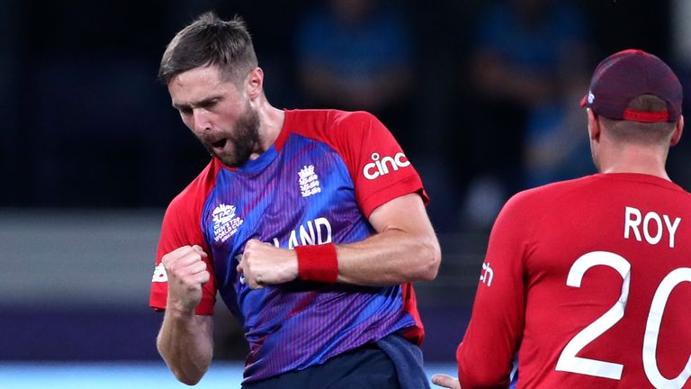 Chris Woakes s'est débarrassé de David Warner et Glenn Maxwell dans un brillant sort d'ouverture