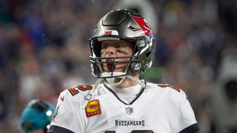 Le quart-arrière des Tampa Bay Buccaneers Tom Brady devient le leader de tous les temps des verges par la passe de la NFL sur un lancer de 28 verges au receveur large Mike Evans