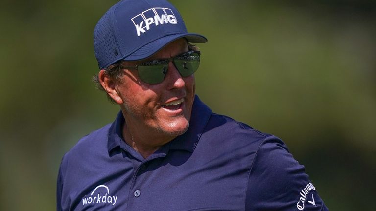 Phil Mickelson mendekati gelar Juara Tur PGA ketiganya 