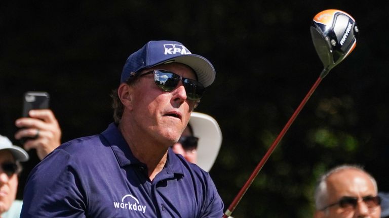 Mickelson memenangkan dua acara PGA Tour Champions pertama yang dia ikuti 