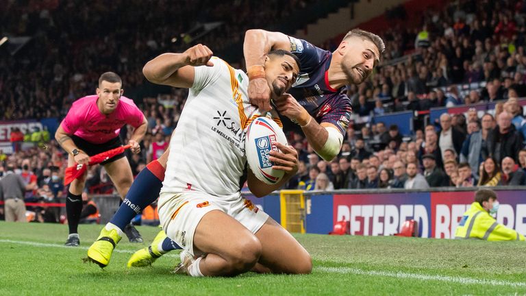 Tommy Makinson was sin-binned for this high tackle on Fouad Yaha