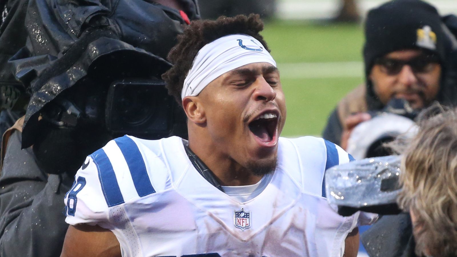 Taylor runs up the score with 5 TDs; Colts beat Bills 41-15