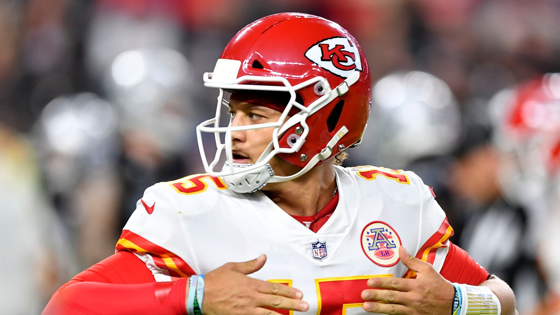 Mahomes throws five TDs as the Chiefs rout the Raiders