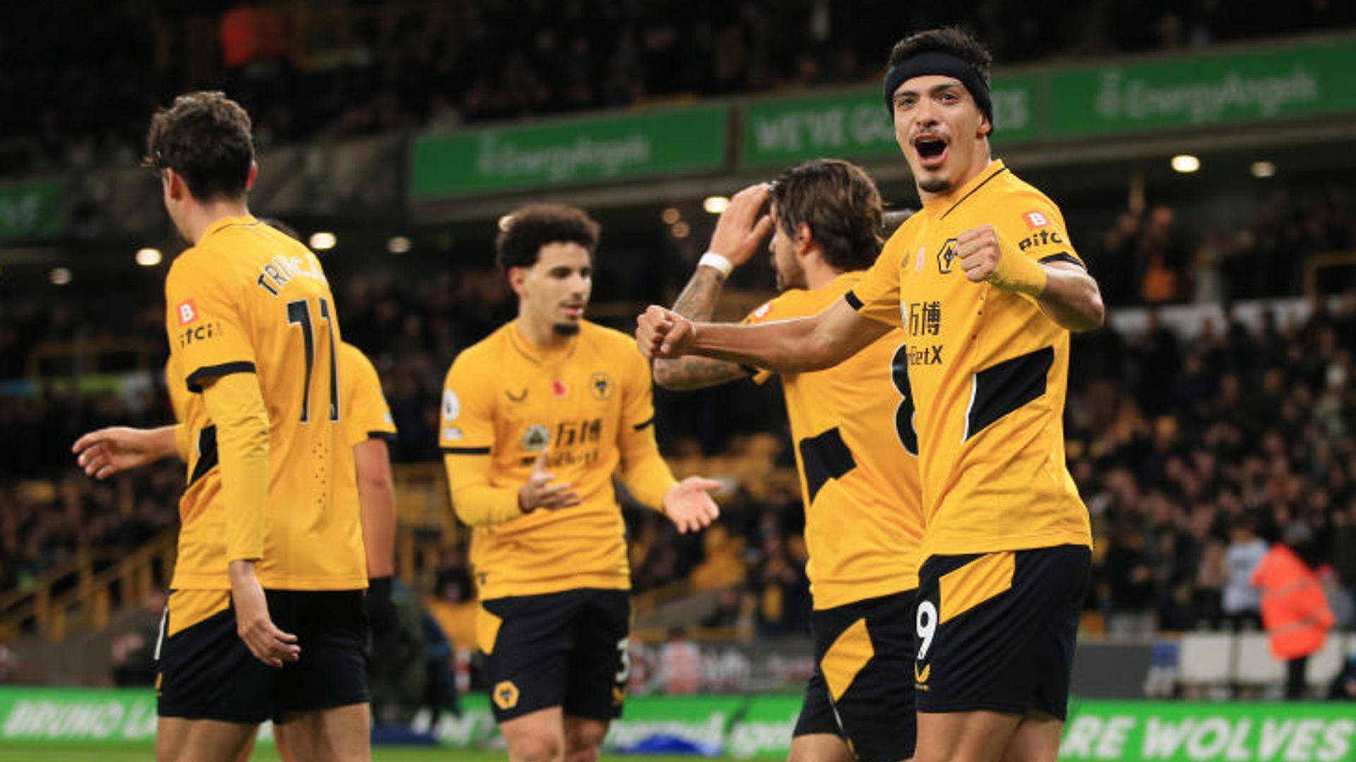 Wolves hold on as Everton lose again