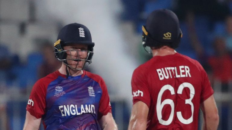 Eoin Morgan (L) and Jos Buttler shared a partnership of 112 as England overcame Sri Lanka by 26 runs