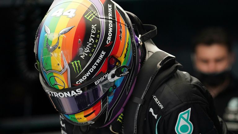 Lors du GP d'Arabie saoudite de l'année dernière, Lewis Hamilton portait un casque arborant le drapeau Progress Pride pour soutenir la communauté LGBTQ+