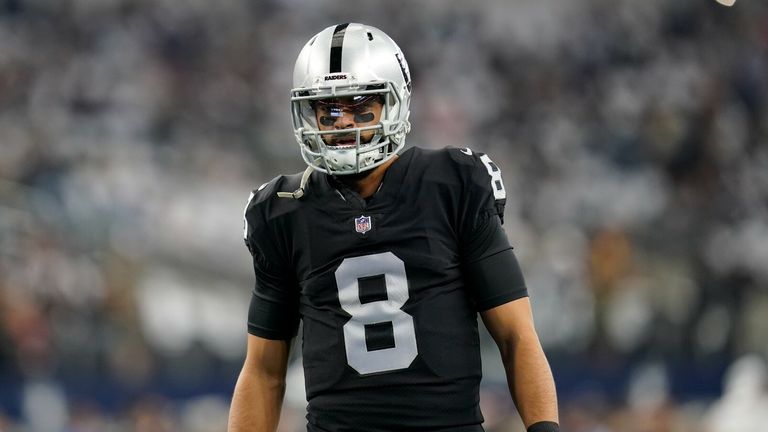 Le quart-arrière des Las Vegas Raiders Marcus Mariota simule les défenseurs lors d'un touché.