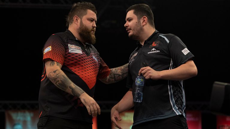 La  última derrota de Michael Smith en la fase de grupos de la competición fue contra Mensur Suljovic en 2017