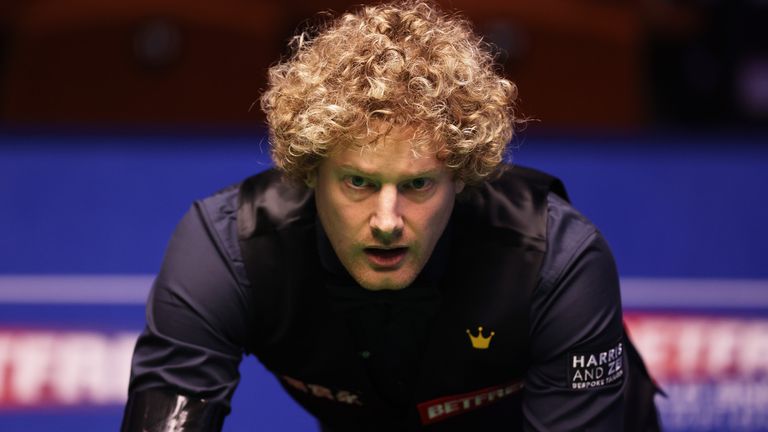 Neil Robertson survived a nightmare start to the final session to hand John Higgins more final-frame agony in the final of the English Open