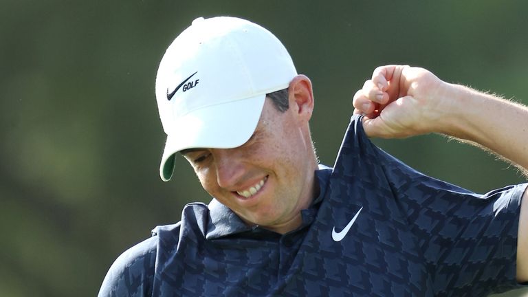 Rory McIlroy a déchiré sa chemise après son tour