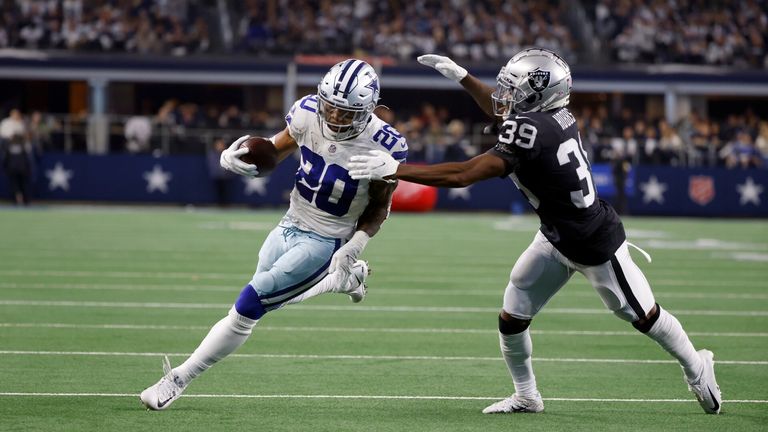 Le porteur de ballon des Cowboys de Dallas Tony Pollard marque sur un touché sur retour de 100 verges.