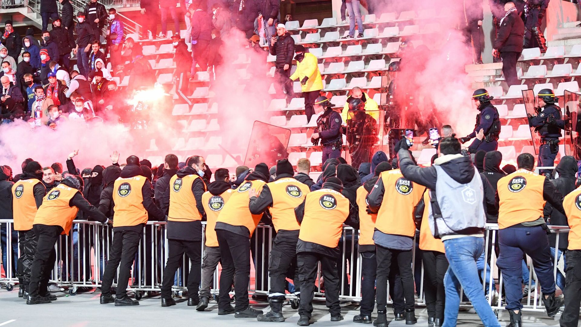 French Cup game abandoned following crowd trouble