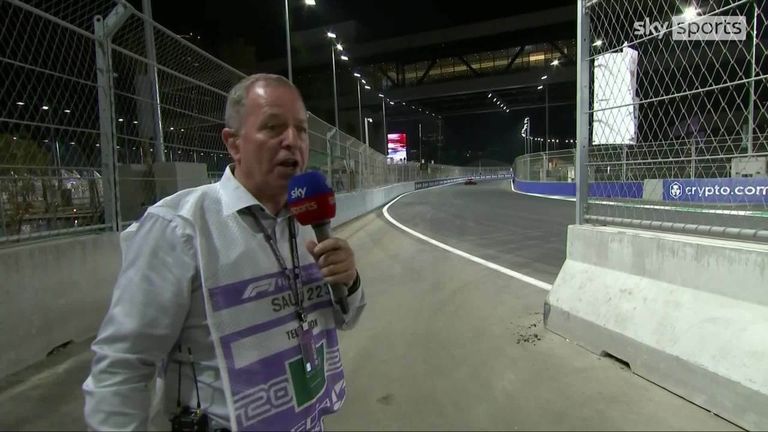 Martin Brundle mengamati di tepi lintasan di tikungan 22-23 saat sesi latihan kedua sebelum GP Arab Saudi