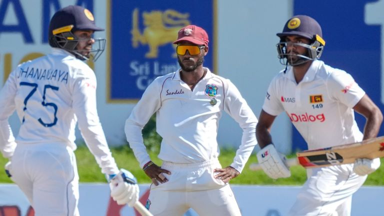 Dhananjaya de Silva (L) and Lasith Embuldeniya shared a century partnership for the ninth wicket in Galle