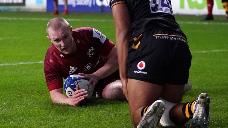 Keith Earls reacted to an unusual bounce to score Munster's first try 