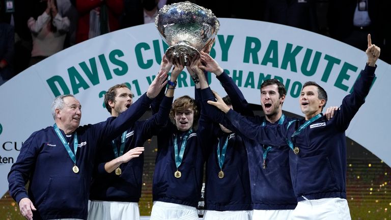 L'équipe de la Fédération de tennis de Russie célèbre avec le trophée après avoir remporté la finale de tennis de la Coupe Davis à la Madrid Arena en décembre