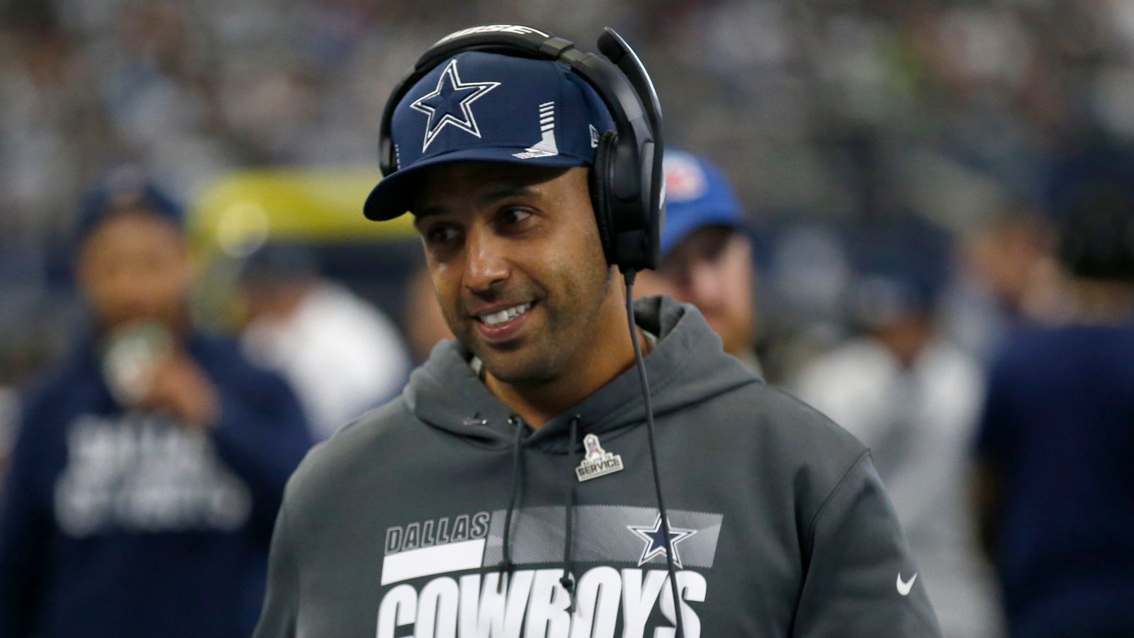 Cowboys' Durde Grows as 1st Brit to Coach Full Time in NFL - Bloomberg