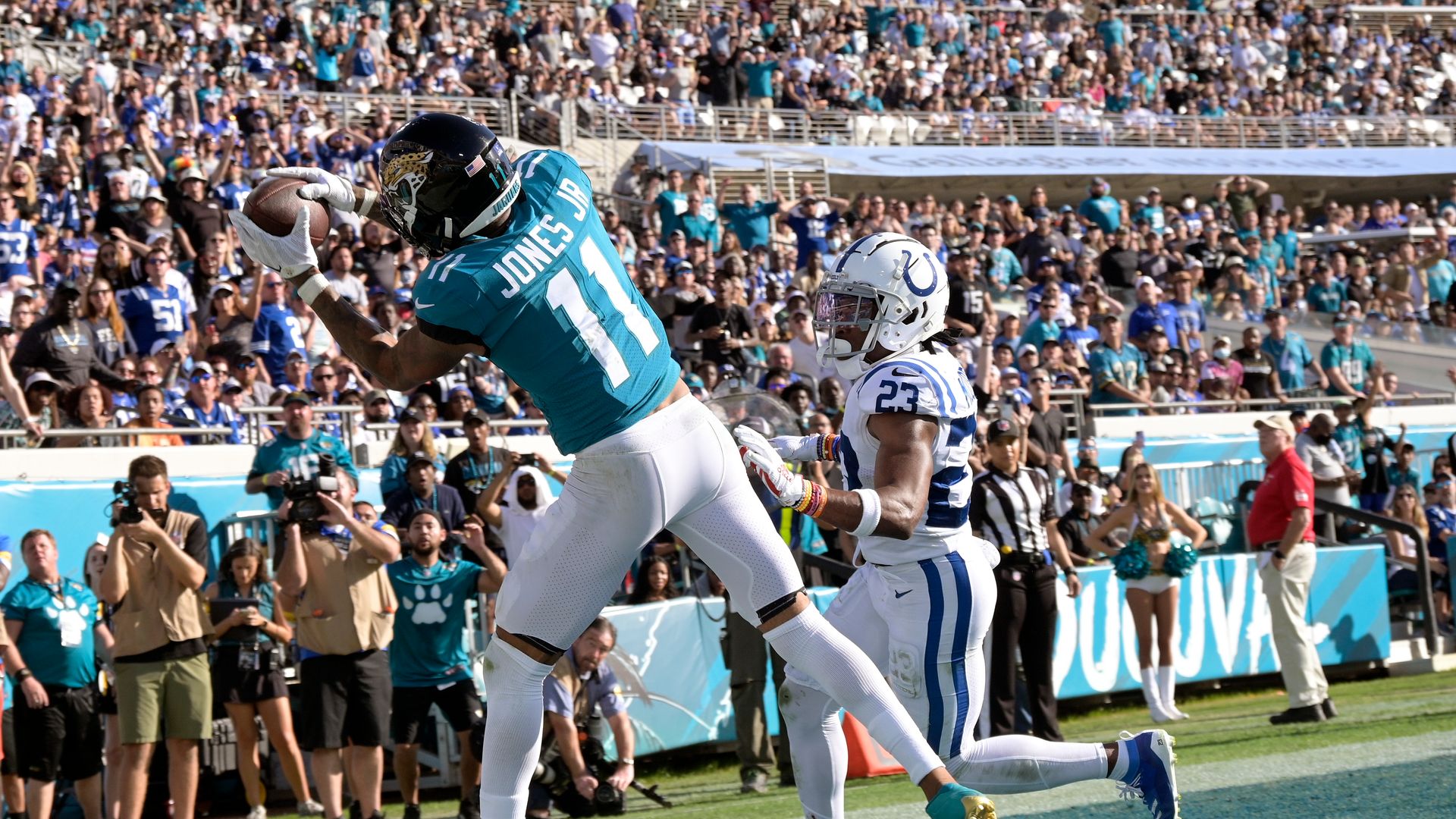 Unbelievable touchdown grab from Jones