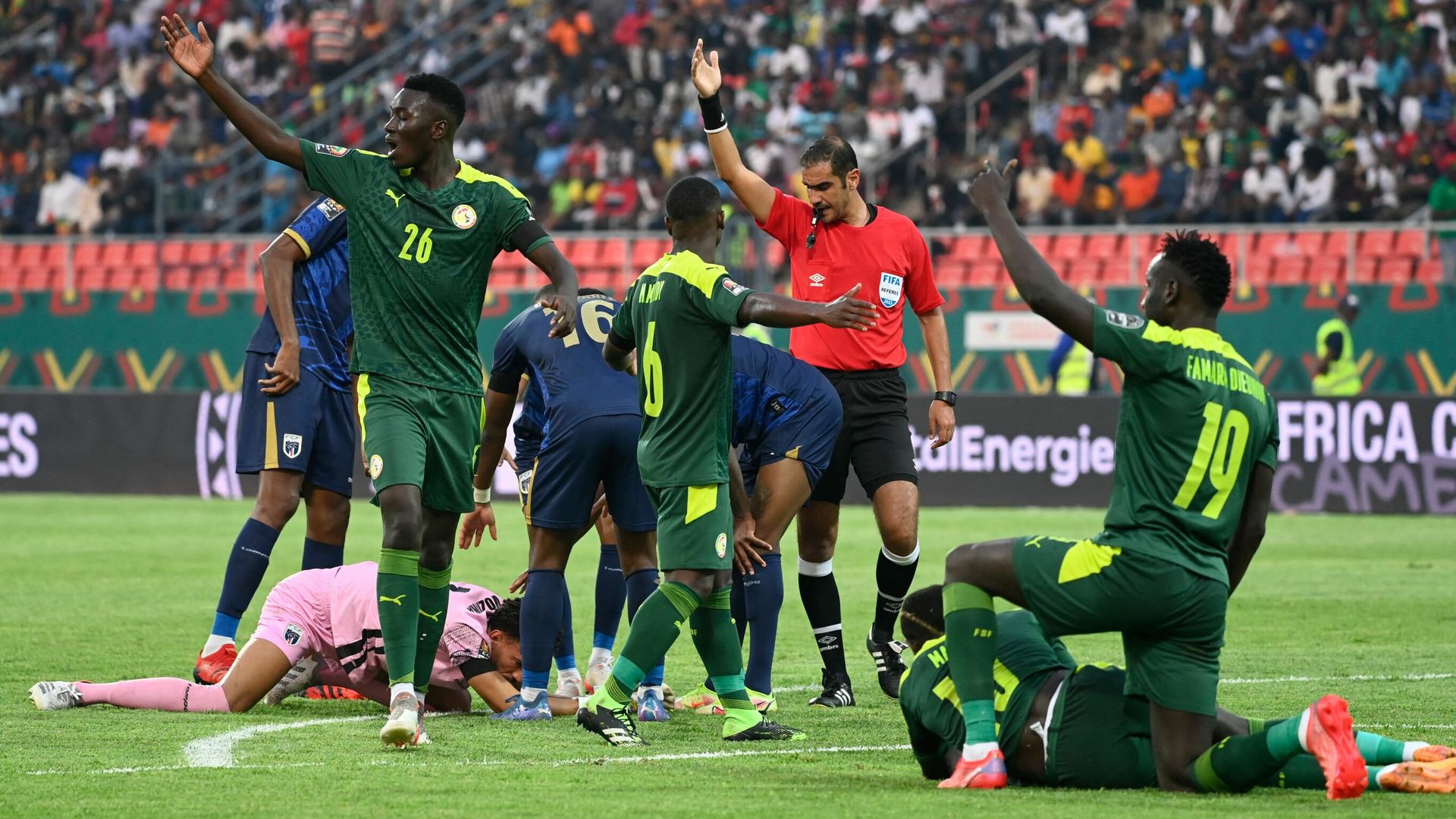Mane suffers head injury, scores, then taken off in Senegal win
