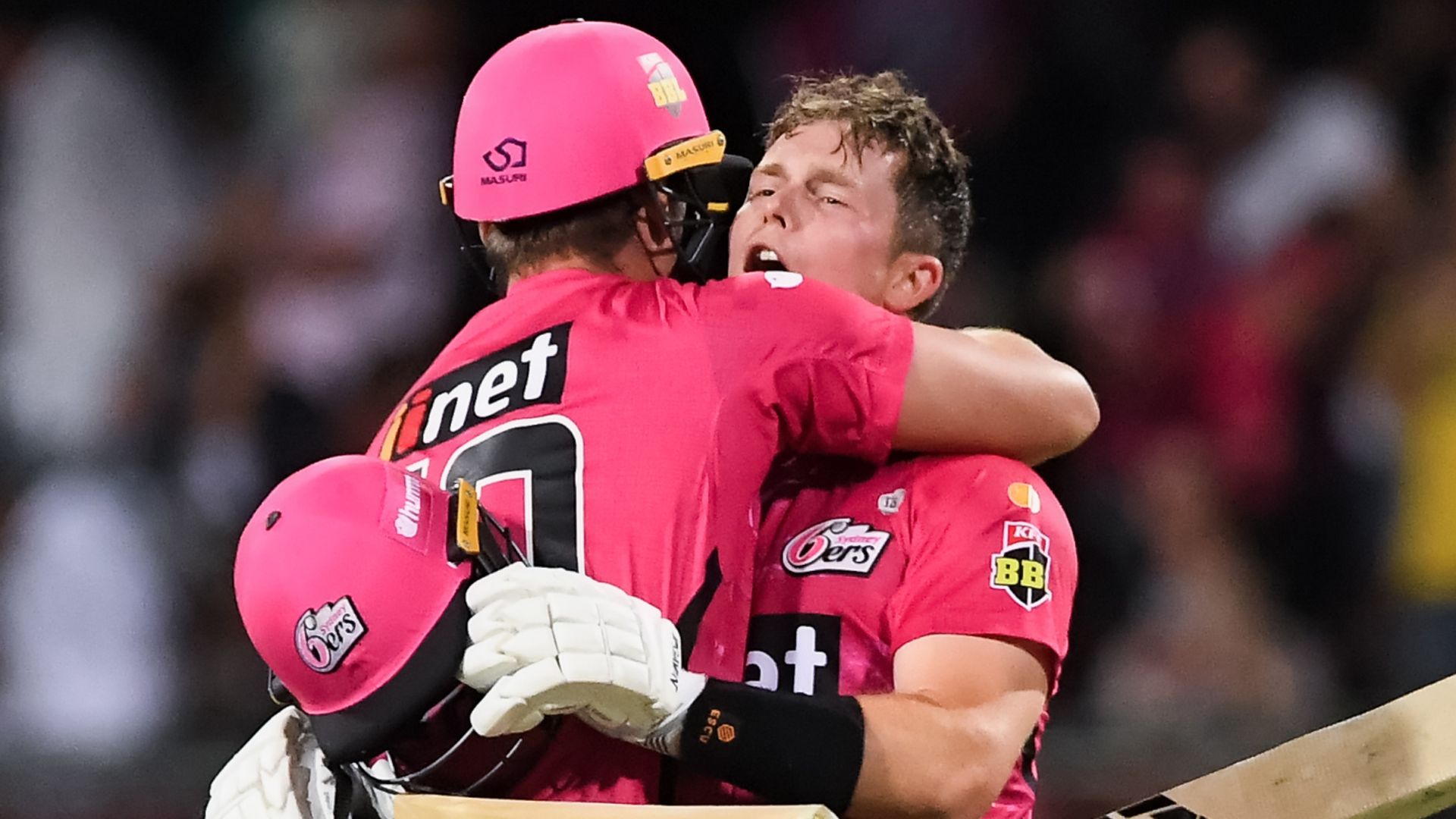 Sixers into BBL final after dramatic and controversial last over