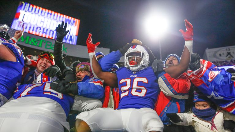 Devin Singletary got his brace late on as Buffalo ran out 27-10 winners over the New York Jets to secure the AFC East division title