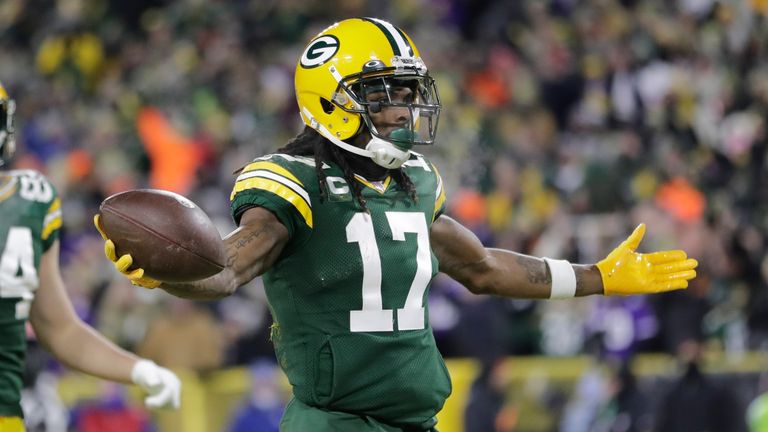 Packers quarterback Aaron Rodgers dissects the Vikings zone defense with an 11-yard touchdown to Packers wide receiver Davante Adams.