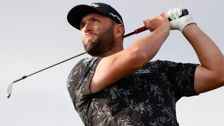 El número 1 del mundo, Jon Rahm, está a solo cinco golpes del líder después de un 67 en la tercera ronda.