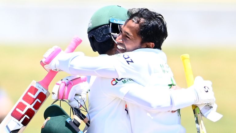 Mushfiqur Rahim (à droite) et Mominul Haque (à gauche) s'embrassent après que le Bangladesh a remporté sa première victoire d'essai contre la Nouvelle-Zélande
