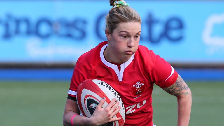 The Welsh Rugby Union have awarded their female athletes with full-time contracts for the first time