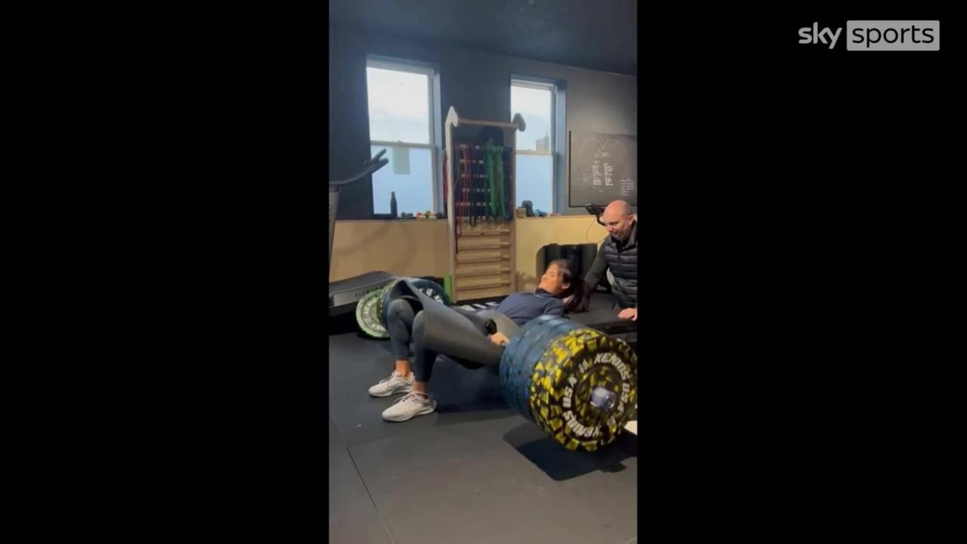 Raducanu lifts huge weights in training!