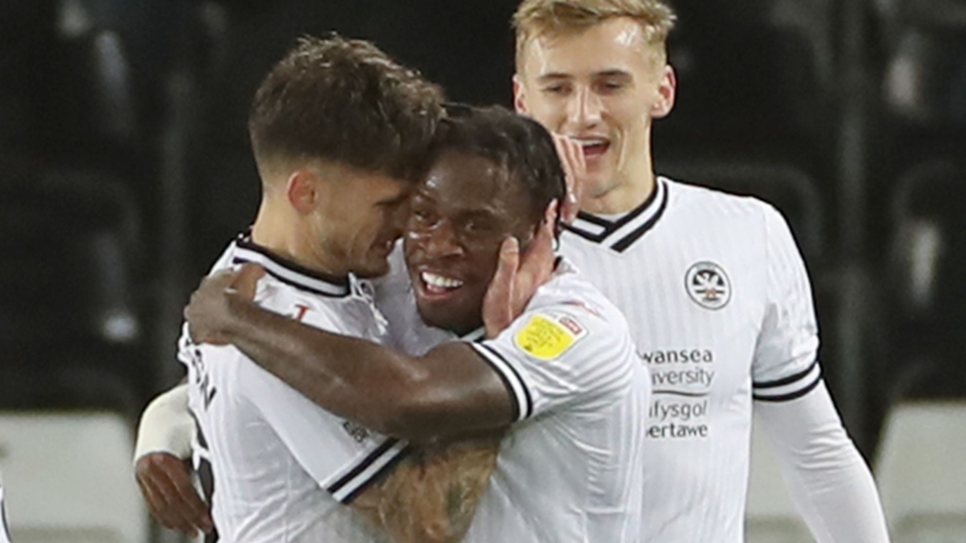 Ten-man Swansea hold on to beat Blackburn