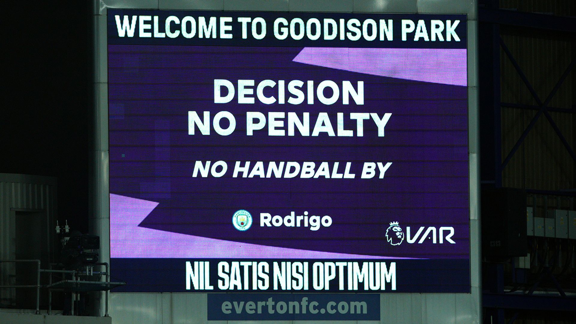 Lampard: VAR handball call 'incompetence at best' | Richards: How's that not clear?