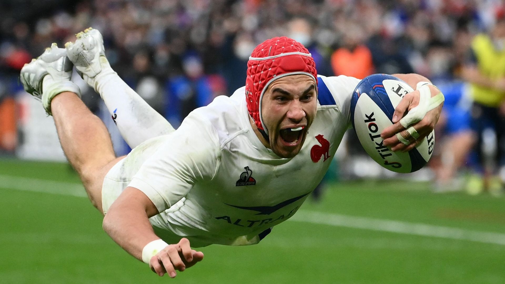 Scrappy France eventually see off Italy in Paris